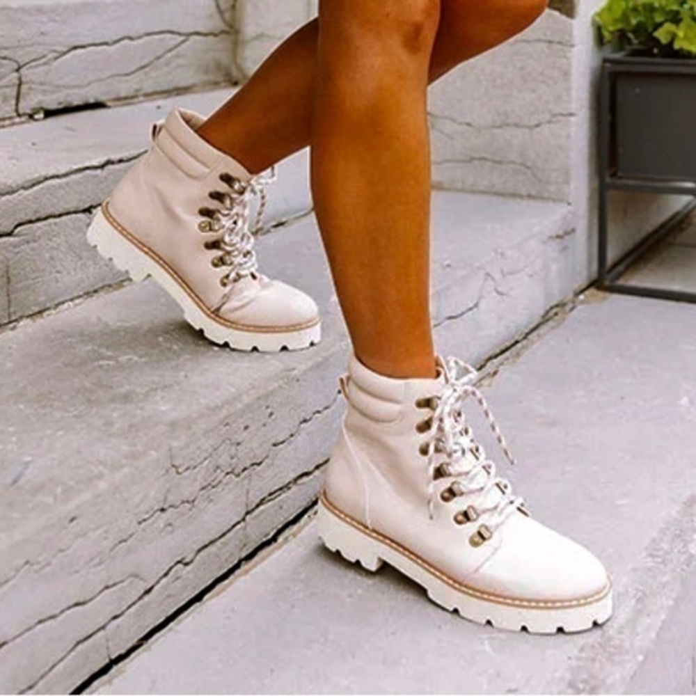 NWOB Oasis Society x VICI Faux Leather Lace-up Ankle Boot in Cream, Size 6